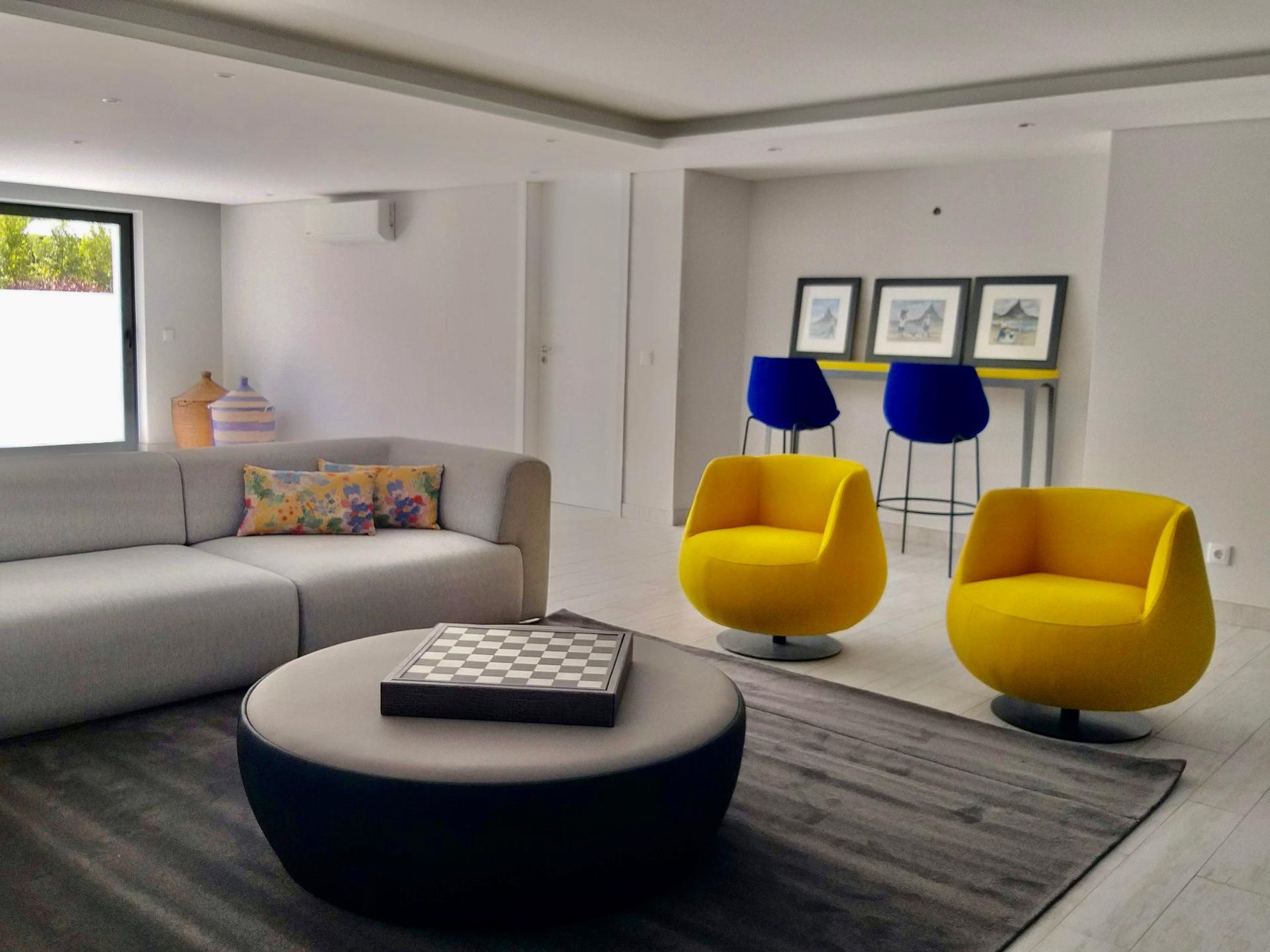 Living Rooms 13 — FINGERPRINT