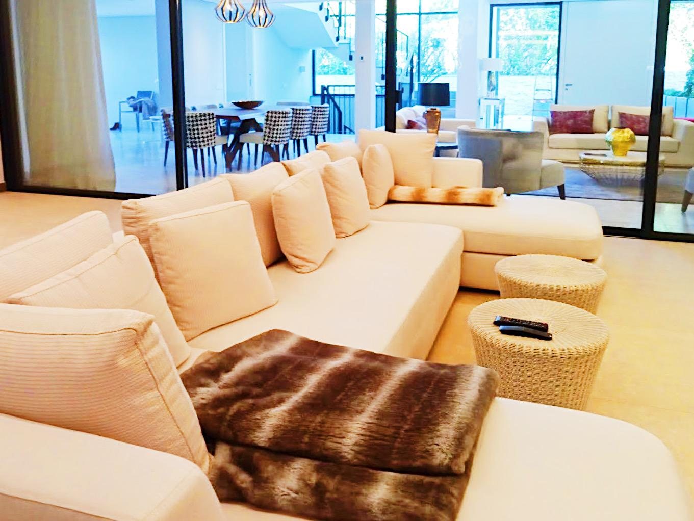 Living Rooms 20 — FINGERPRINT